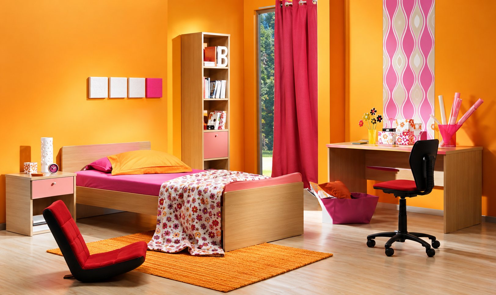 Chambre d'enfant aux murs orange avec un lit en bois, un bureau, une chaise de bureau noire, des rideaux roses et un fauteuil rouge au sol.
