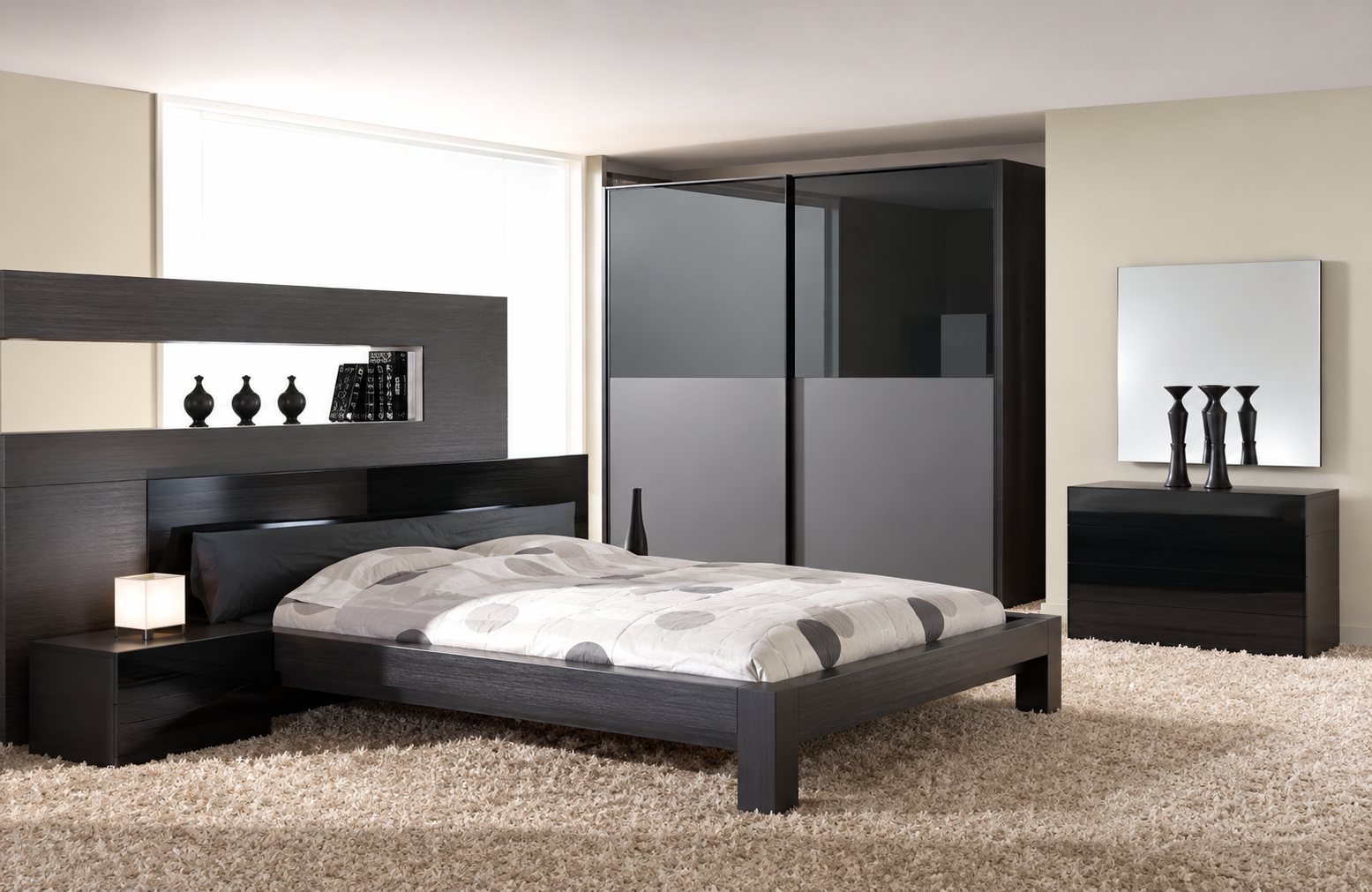 Chambre à coucher contemporaine avec un lit en bois foncé, des chevets, une commode et une armoire à portes coulissantes grises sur un tapis beige.