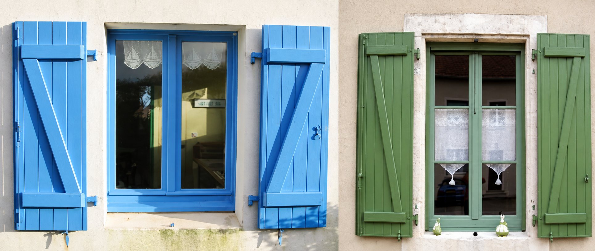 Deux photos côte à côte montrant une fenêtre aux volets en bois bleus et une fenêtre aux volets en bois verts, avec de petits rideaux en dentelle.