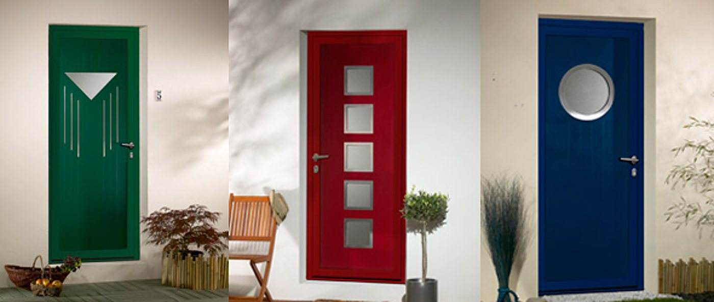 Trois portes d'entrée côte à côte : une verte avec motif triangulaire, une rouge à cinq petites fenêtres et une bleue à hublot rond.